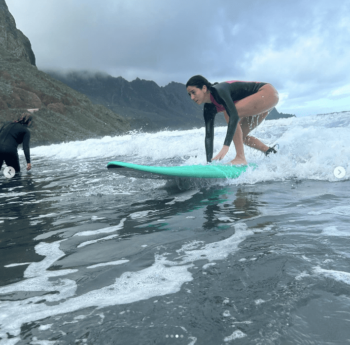 Una persona coge su primera ola en la playa