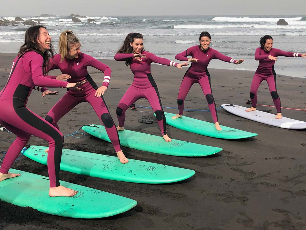 Participantes de las clases de surf para principiantes en Tenerife